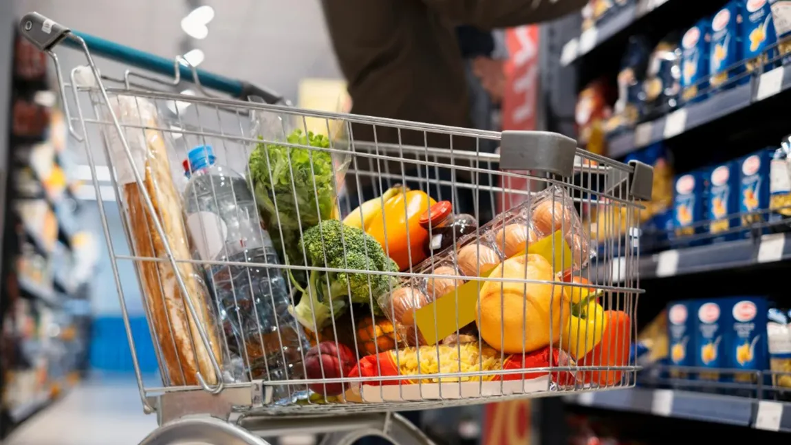 Reduceri consistente pentru românii care folosesc carduri de loialitate. Câți bani scutesc la cumpărături de minim 120 de lei