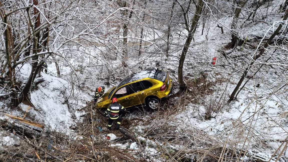 Accident grav în judeţul Argeş. Un Porsche Cayenne colantat în aur, de aproximativ 100.000 de euro, a căzut într-o râpă. Trei persoane au fost rănite