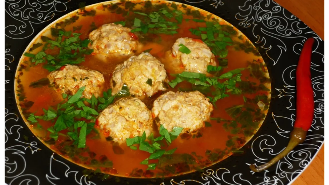 Cât costă să faci o ciorbă de perișoare. Câți bani dai pe ingrediente în 2026