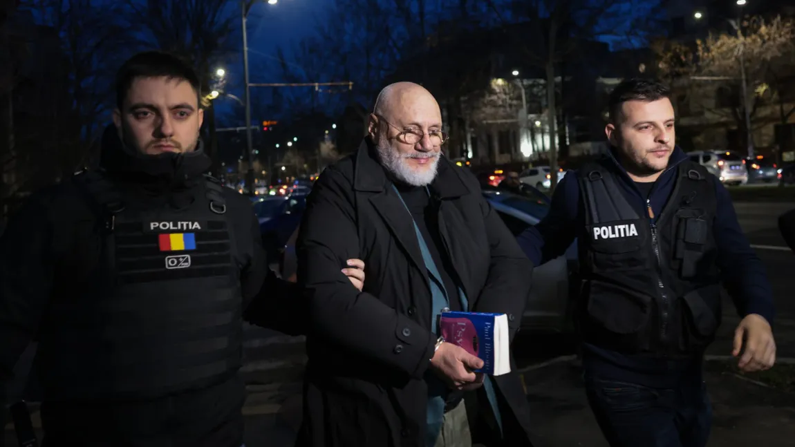 Primele imagini cu Cristian Andrei în cătușe. Falsul psiholog, adus la audieri la Secția 1 de Poliție din Capitală. Ce ținea în mână, flancat de polițiști și bruscat de jurnaliști VIDEO