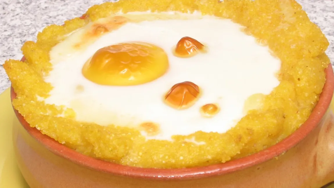 Cum găteau bunicile ouă ochiuri în mămăligă. Trucul pentru un preparat delicios, care amintește de copilărie
