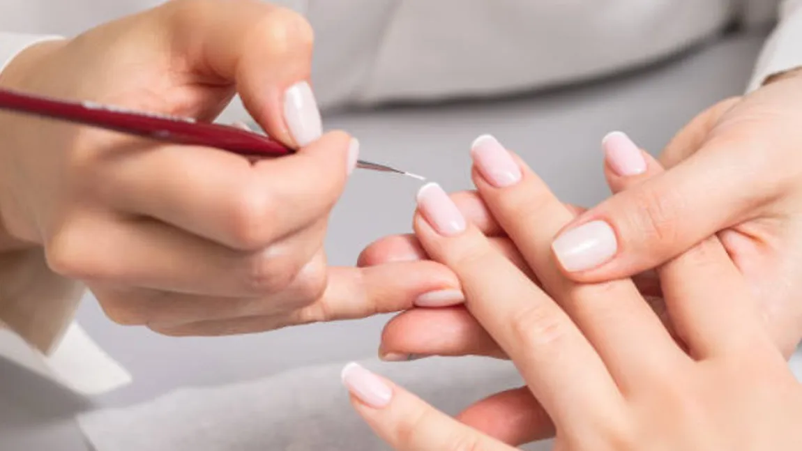 O femeie a renunțat să-și mai facă manichiura la salon, după ce a realizat cât a cheltuit într-un an: 