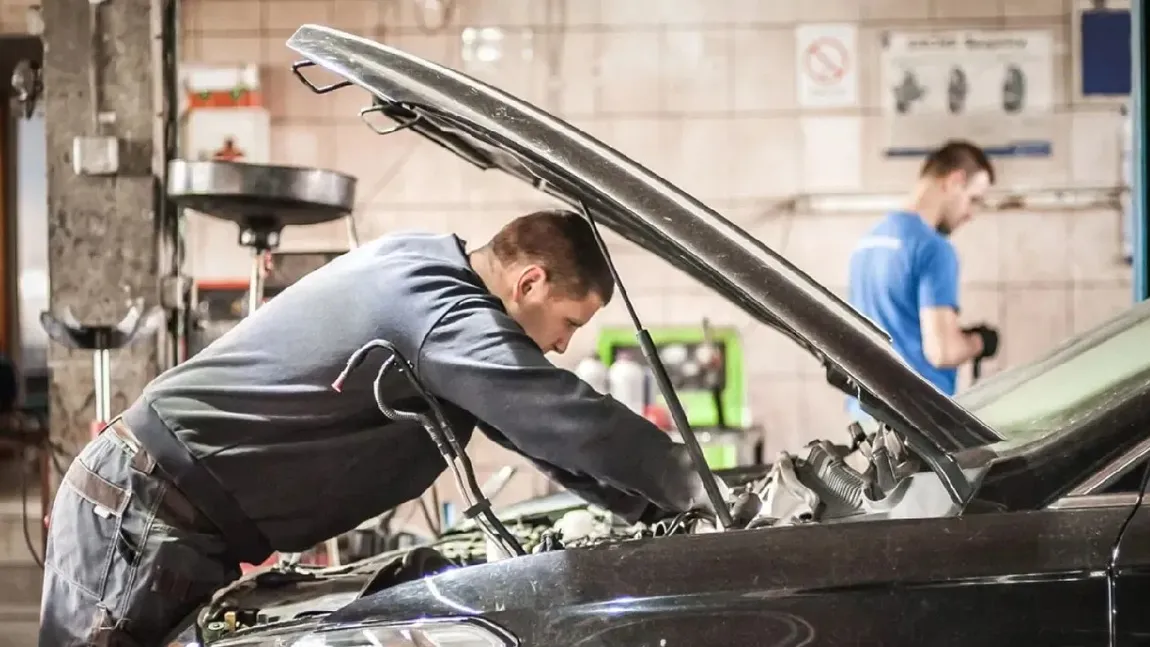 Mecanicii auto, mai căutați ca niciodată. Posturi plătite cu până la 160.000 de dolari rămân neocupate, iar Ford caută mii de oameni