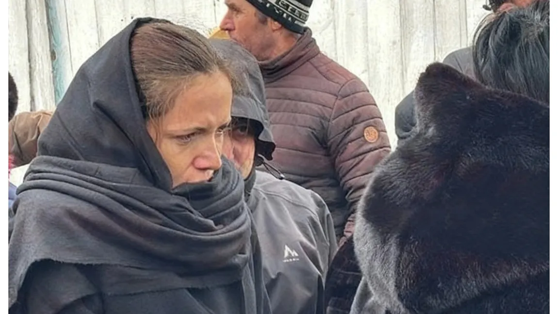 Mirabela Grădinaru, cu lacrimi în ochi la înmormântarea bunicii sale, la Vaslui. Soția președintelui Nicușor Dan a stat lângă sicriul bunicii Tița