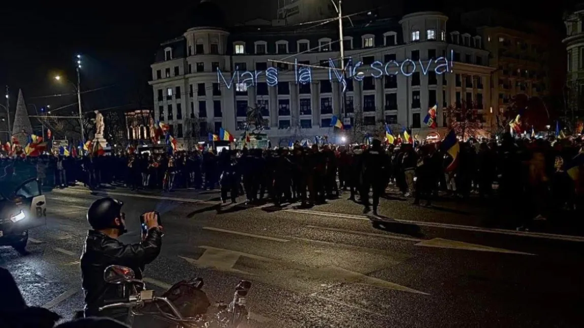 Bărbatul care i-a transmis lui Călin Georgescu „Marș la Moscova” a revenit cu același mesaj pentru protestatarii suveraniști. Cuvintele au fost proiectate pe fațadele mai multor clădiri, chiar în timpul manifestațiilor VIDEO