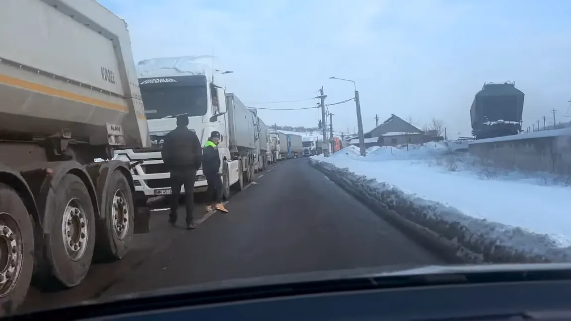 Autoritățile au fost luate prin surprindere de zăpadă. Ninsorile abundente i-au lăsat pe drumari fără sare, iar cozile la saline sunt interminabile