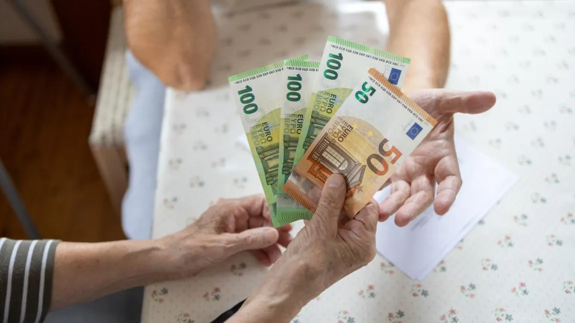 În timp ce românilor le cresc taxele, iar pensiile sunt înghețate, încă o țară din Europa acordă seniorilor a 13-a pensie