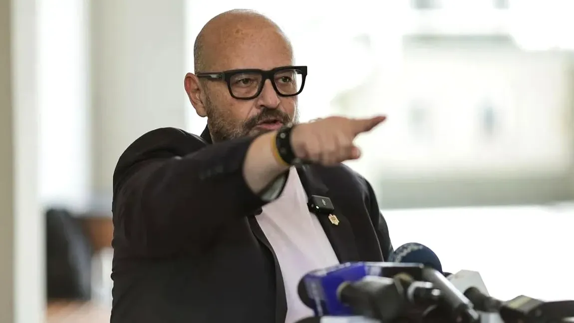 Piedone se întoarce pe scena politică şi îl atacă pe primarul Capitalei: 