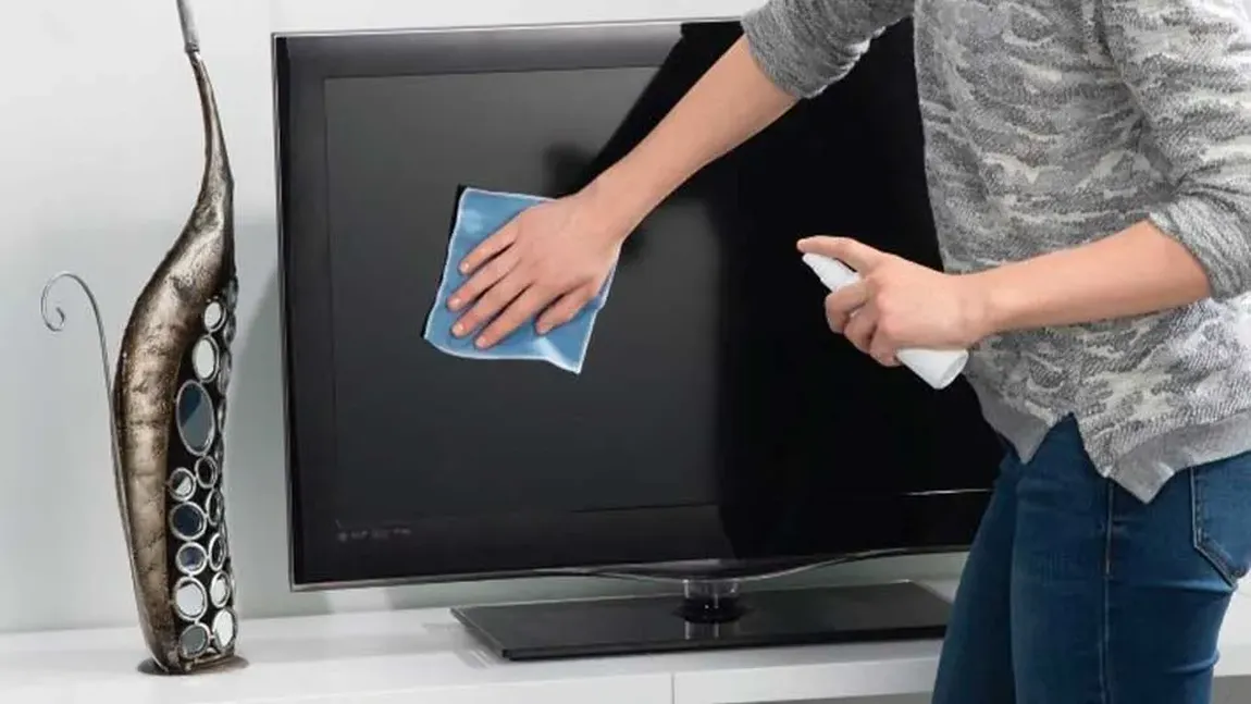 Cea mai simplă și rapidă metodă prin care poți să ștergi praful de pe ecranul televizorului fără să-i deteriorezi stratul protector