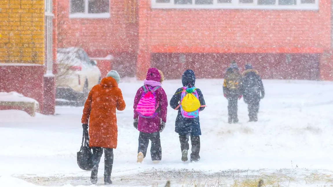 Școlile rămân închise, vacanță prelungită pentru elevi. Unde nu se fac ore joi, 15 ianuarie 2026