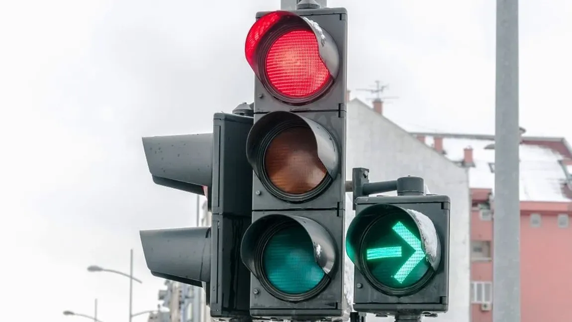 Atenție, șoferi! Nerespectarea semaforului verde intermitent la dreapta te poate „ușura” de permis. Iată ce prevede codul rutier