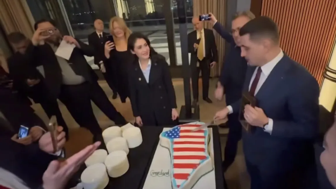VIDEO George Simion, invitat în SUA de o organizaţie de extremă dreapta, taie un tort în forma Groenlandei, acoperit cu steagul american: 