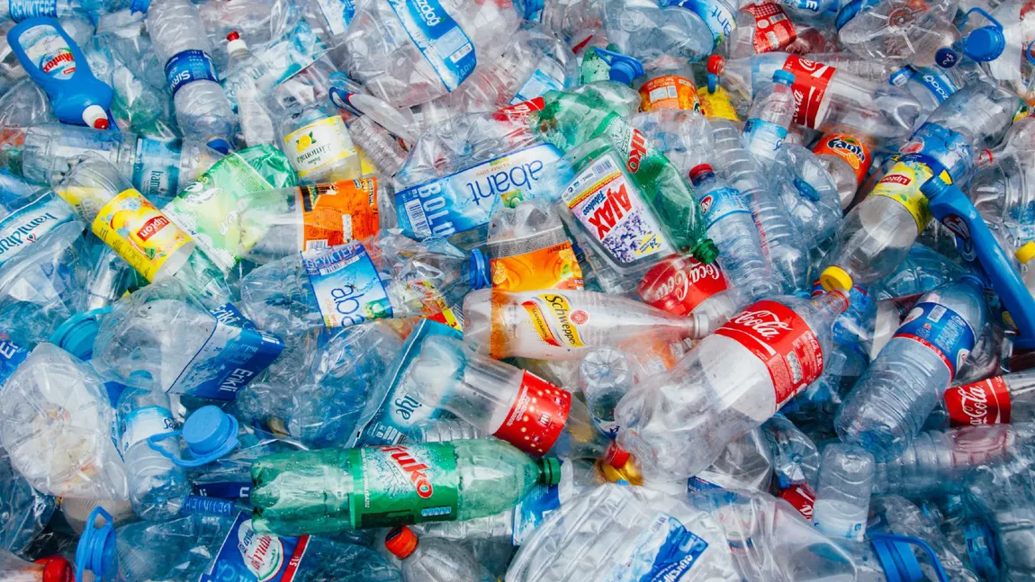 Uniunea Europeană impune măsuri drastice în privința utilizării sticlelor de plastic. Ce se întâmplă cu garanţia de 50 de bani, cresc preţurile!