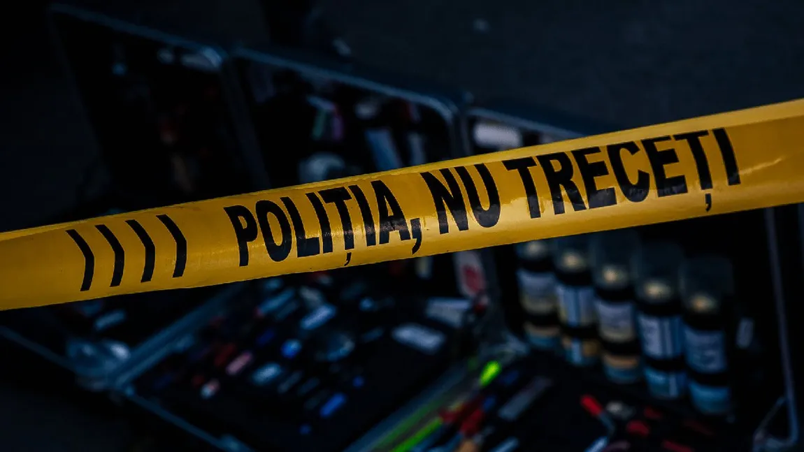 Un bărbat de 45 de ani din Timișoara și-a pus capăt zilelor folosind o ghilotină improvizată. La Deva, polițiștii au descoperit un individ care „locuia” cu osemintele tatălui său mort în urmă cu mai bine de doi ani