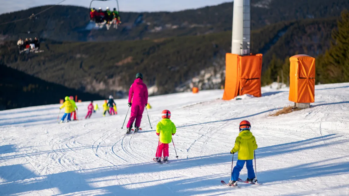 Când se întorc elevii la școală în ianuarie 2026. Vacanța de iarnă se apropie de final. Calendarul complet al anului școlar și când iau vacanță în februarie în fiecare județ