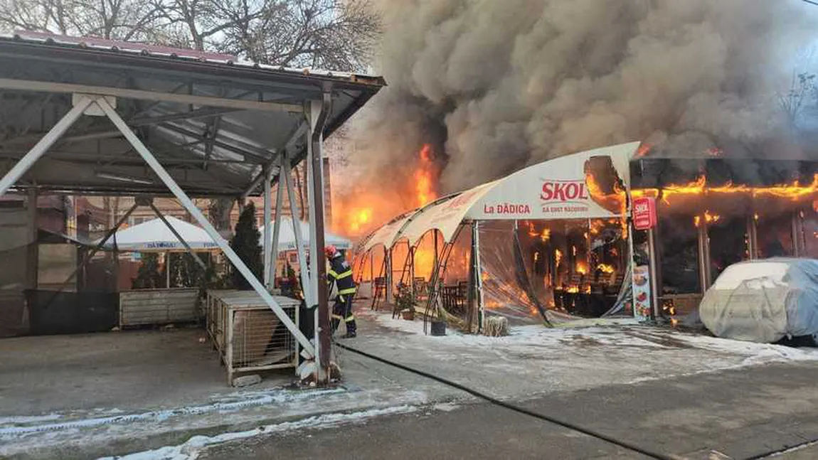Incendiu la un restaurant din Craiova. Focul a cuprins și mai multe spații comerciale aflate în apropiere