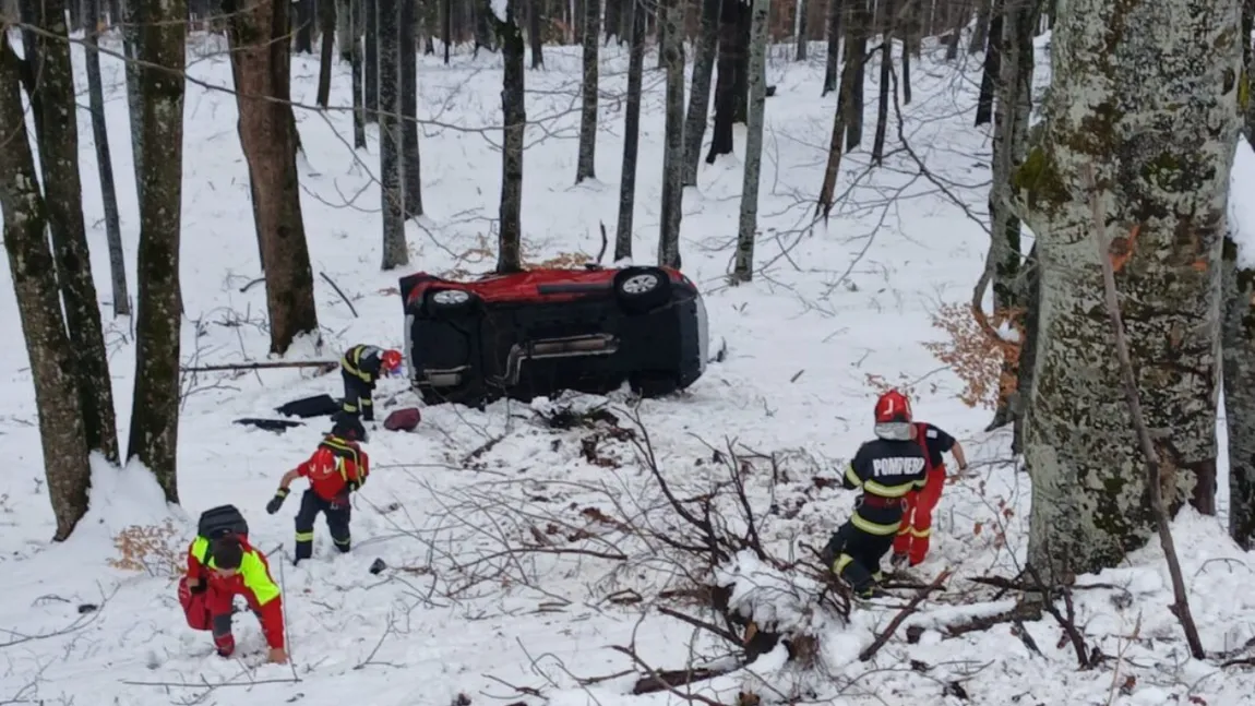 O mașină în care se aflau trei tinere s-a răsturnat în Pasul Bratocea din județul Prahova
