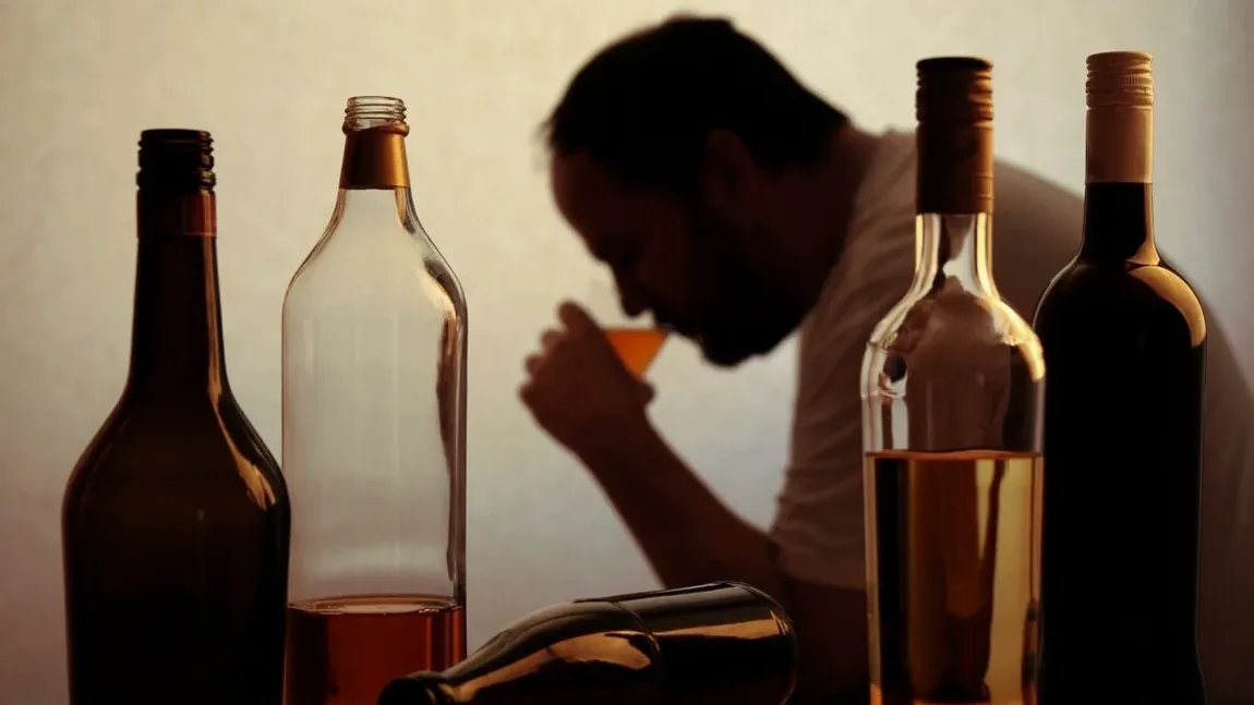 România, pe primul loc în lume la consumul de alcool pe cap de locuitor. Care este cea mai populară băutură