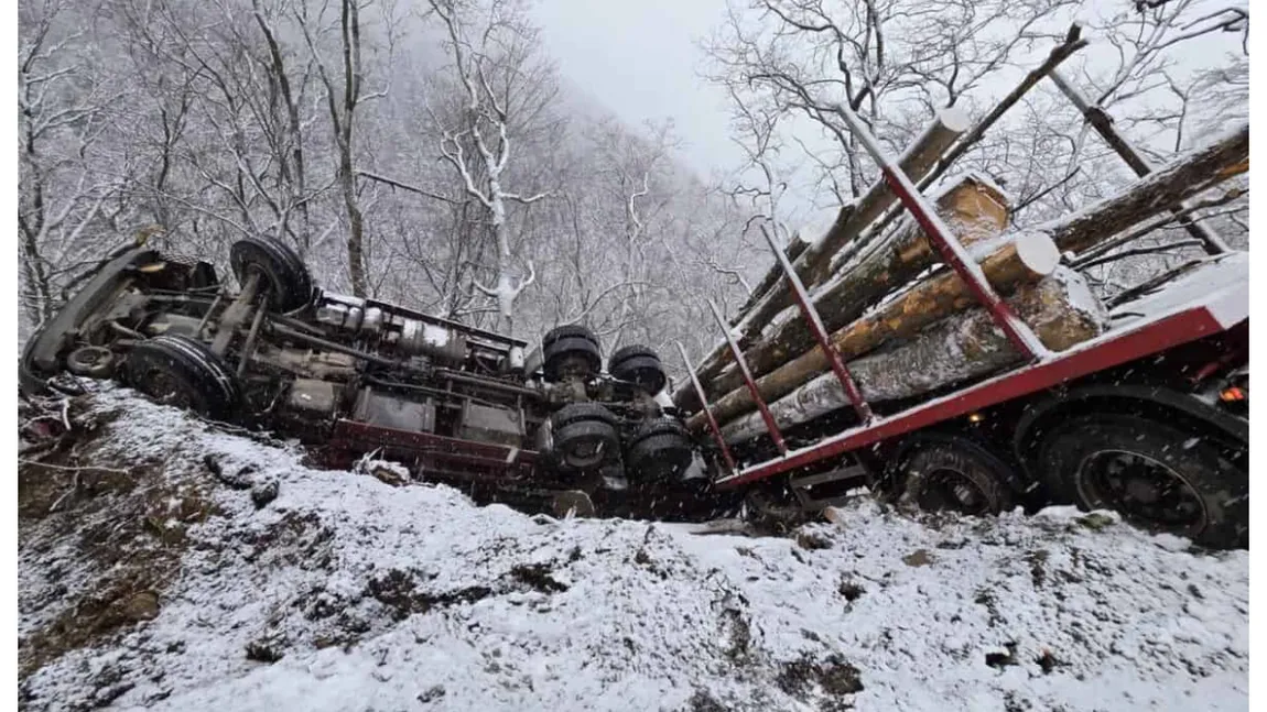 Momente șocante pe un drum înghețat din județul Sibiu. Un camion plin cu lemne a căzut într-o râpă. Șoferul a supraviețuit ca prin minune