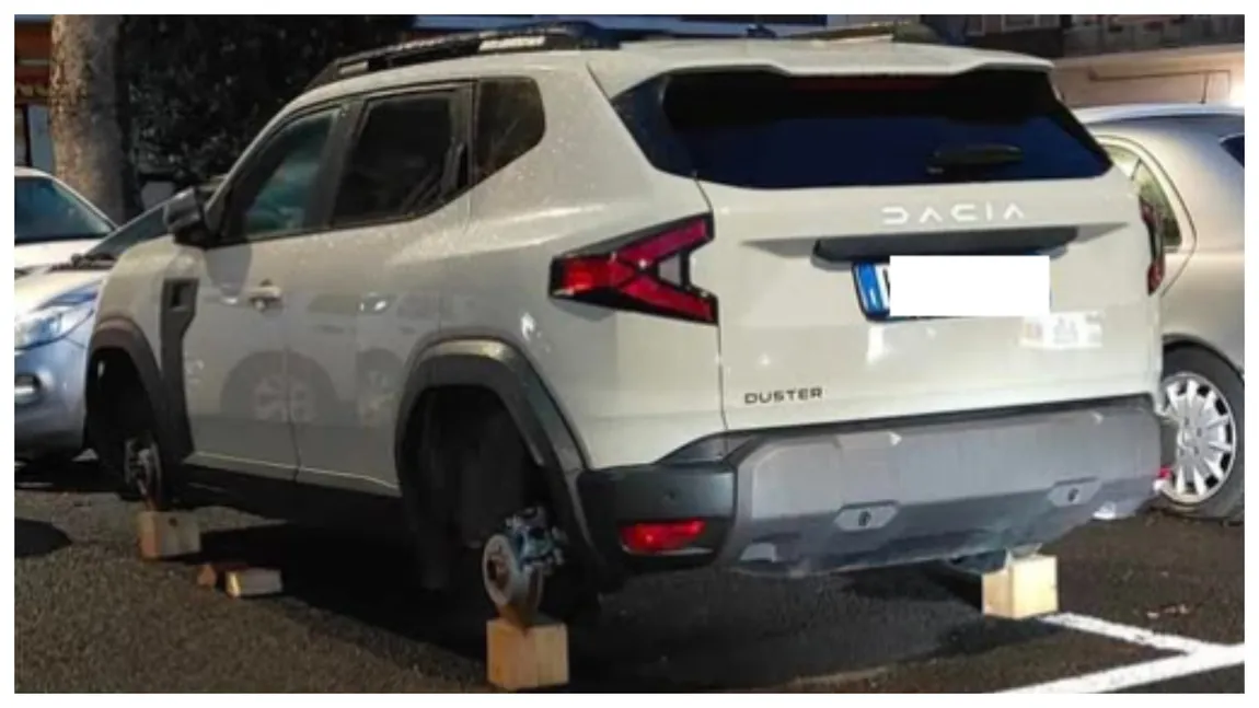 IMAGINI VIRALE Dacia Duster lăsată fără roţi şi pe butuci în Roma. Hoţii au acţionat rapid: 