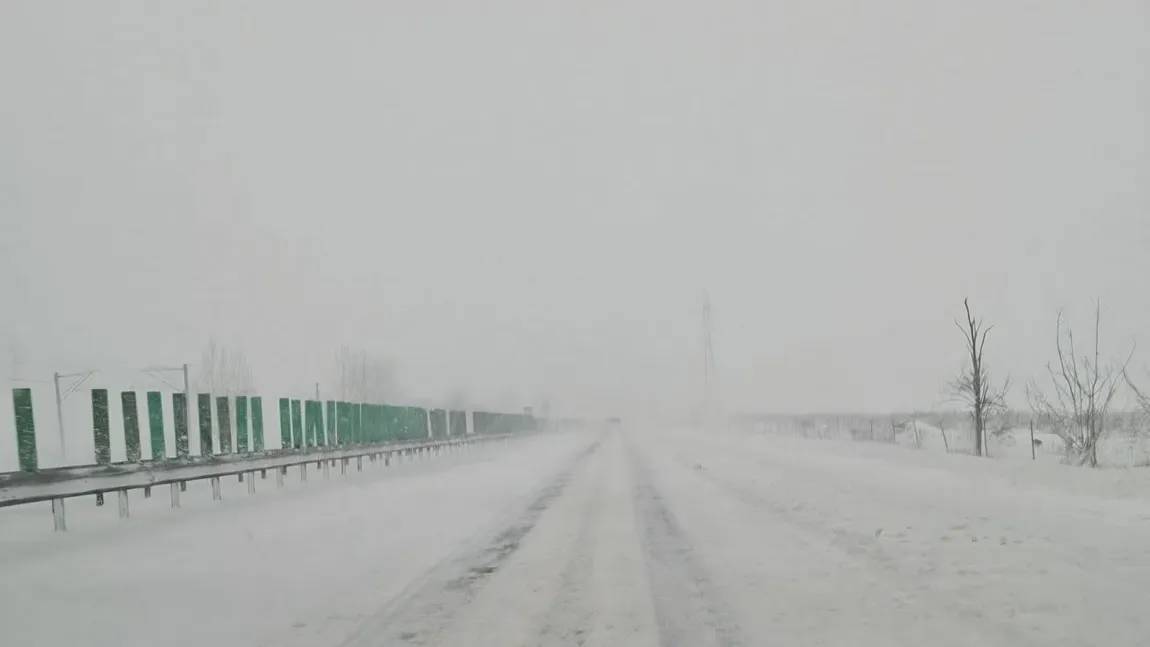 Iarna face ravagii în România. Mai multe drumuri sunt închise din cauza viscolului și a nămeților. Cum se circulă pe A2