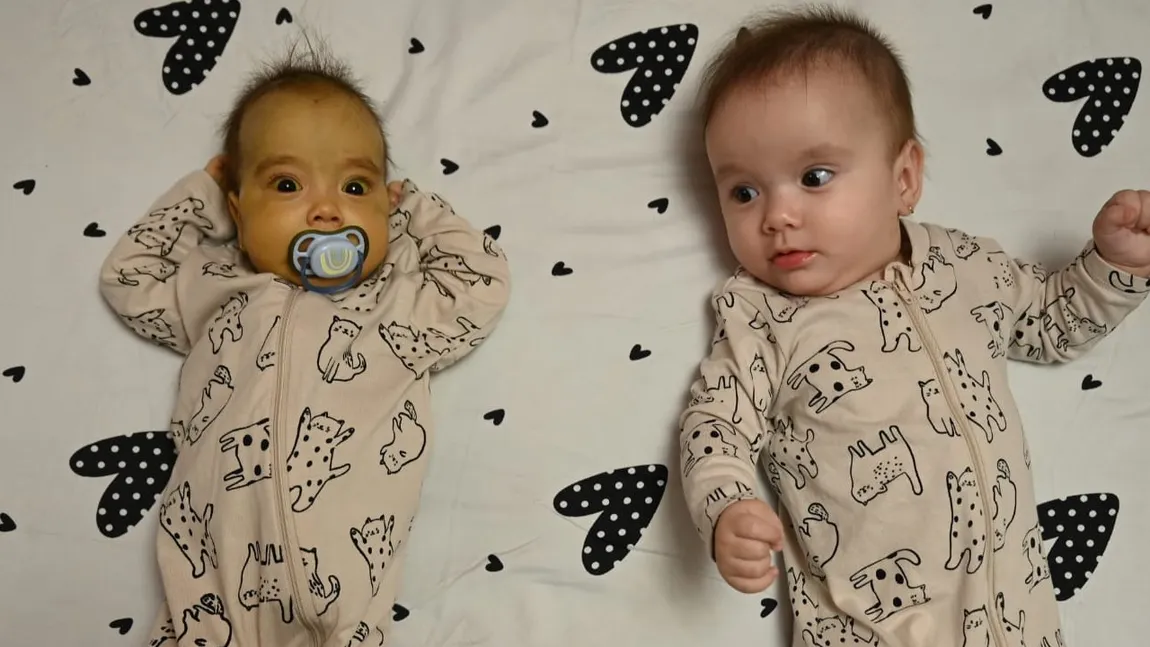 La doar 11 luni, Iuliana suferă de ciroză hepatică. Salvarea ei vine din Italia, dar are nevoie de 40.000 de euro. Familia nu are de unde. Acasă, pe micuță o așteaptă sora ei geamănă