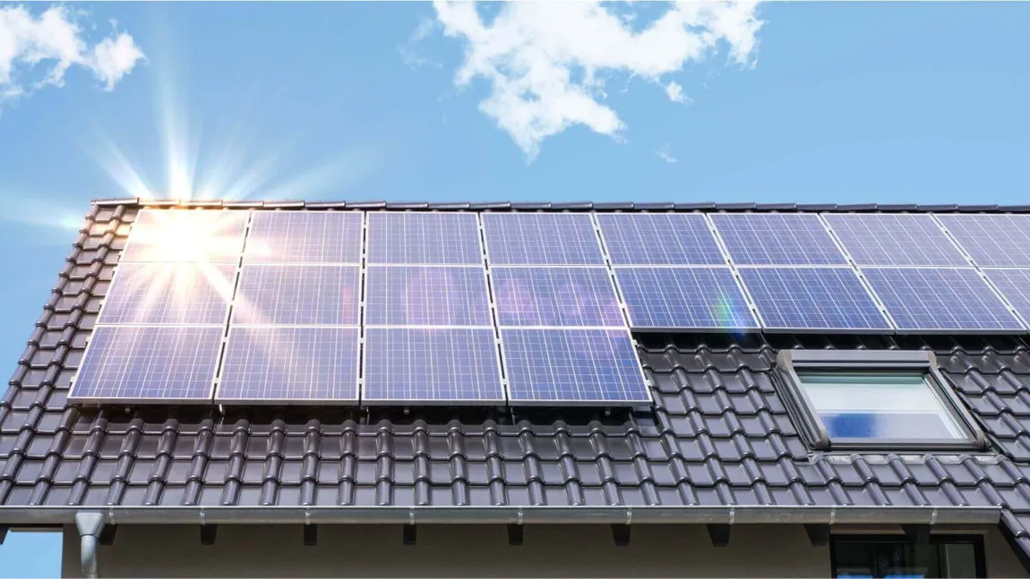 Un român și-a redus factura la energie la 0, după ce și-a montat panouri fotovoltaice și baterii de stocare