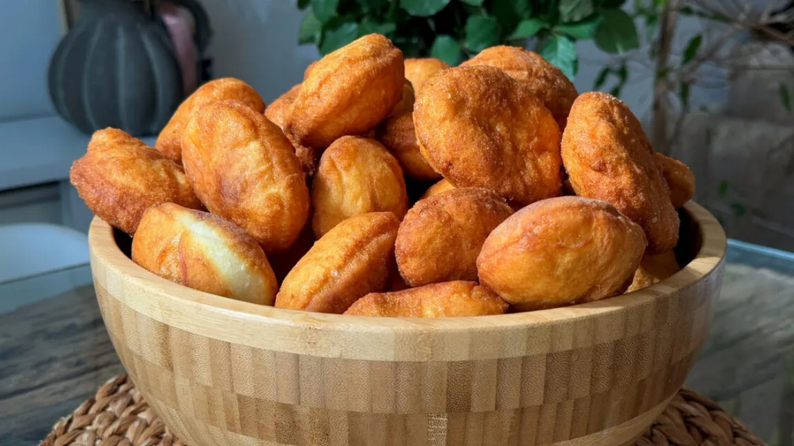 Gogoși super delicioase după rețeta autentică recomandată de Cosânzene. Se fac foarte ușor și sunt porția de răsfăț pe care ți-o dorești mereu!