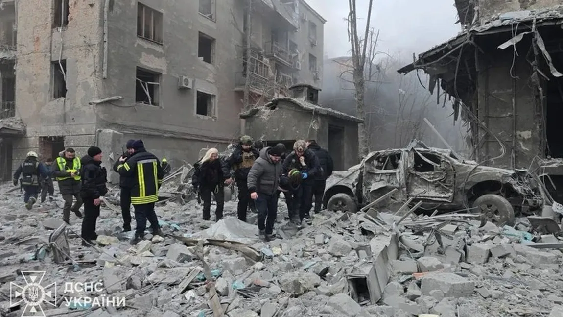 Război în Ucraina. Rusia a bombardat masiv regiunea Harkov, sunt civili morţi şi răniţi. Incendiu la o fabrică Volgograd în urma unui atac cu drone VIDEO