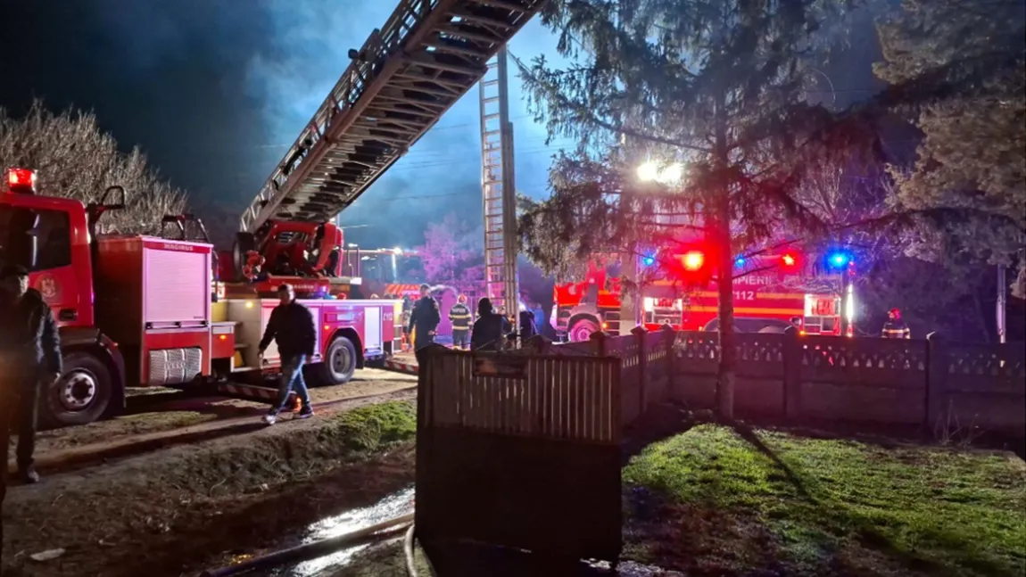 Incendiu devastator în Postul Paștelui. Biserică mistuită de flăcări, acoperișul s-a prăbușit FOTO