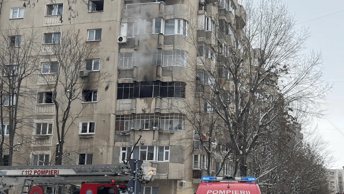 O persoană a suferit arsuri şi 30 de vecini au fost evacuaţi în urma unui incendiu într-un bloc din capitală.