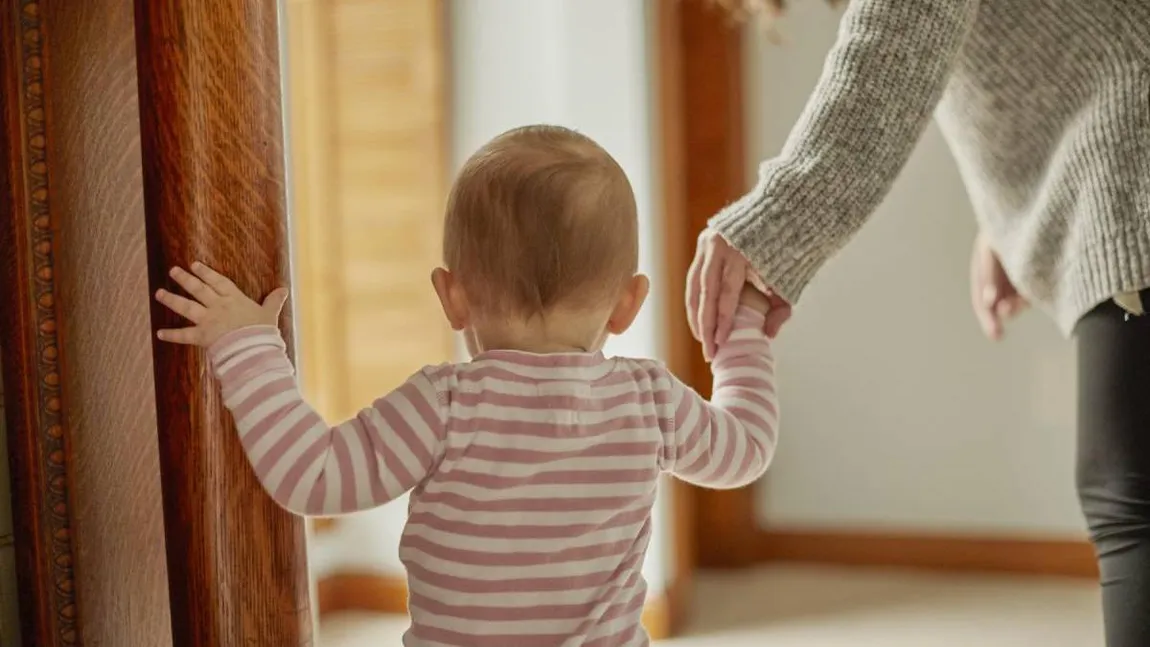 Guvernul bagă banii pe card mai devreme în luna februarie. Care sunt categoriile de români care vor încasa indemnizaţiile anticipat