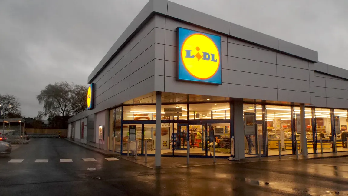 Experiența inimaginabilă prin care a trecut un angajat Lidl. După 10 ani de muncă, a fost concediat pentru că a băut o sticlă de apă și a uitat să o plătească