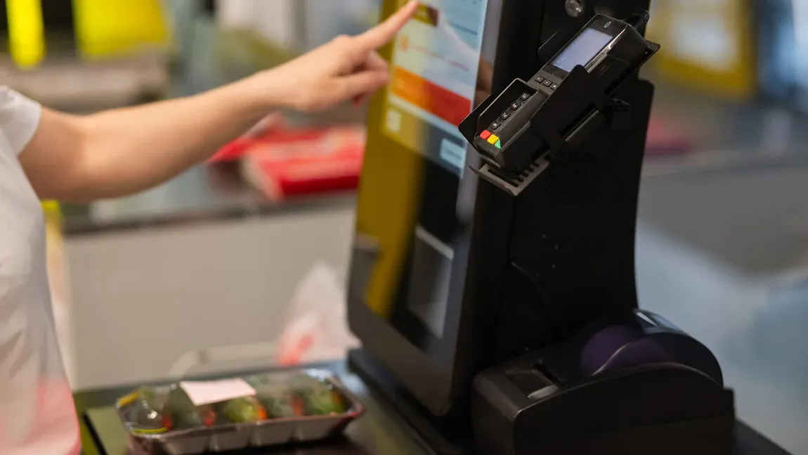 Furtul la casele self-pay din supermarketuri capătă proporții îngrijorătoare. Zeci de magazine sunt jefuite în fiecare zi. Ce se fură cel mai des