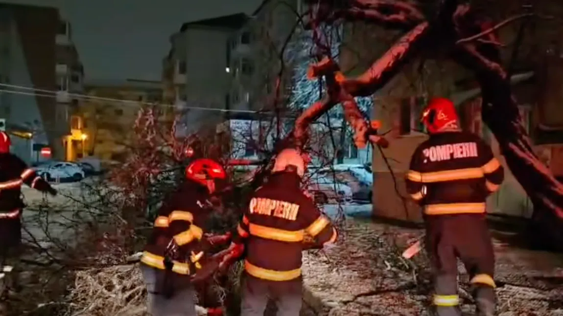 Capitala sub teroarea gheții! Ninsorile fără precedent au declanșat un haos de nedescris: PESTE 100 de intervenții de urgență, avioane anulate și drumuri blocate