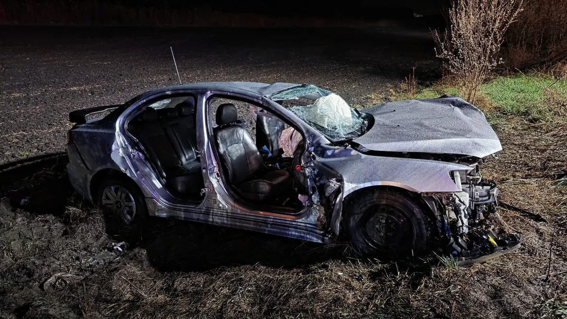 Accident de cod roşu: cinci persoane încarcerate după coliziunea dintre două maşini