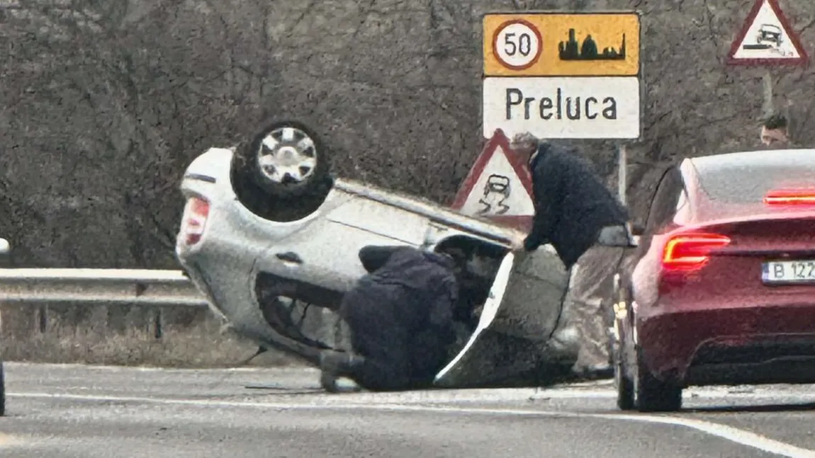 Șofer de 75 de ani, la spital după ce s-a răsturnat cu mașina