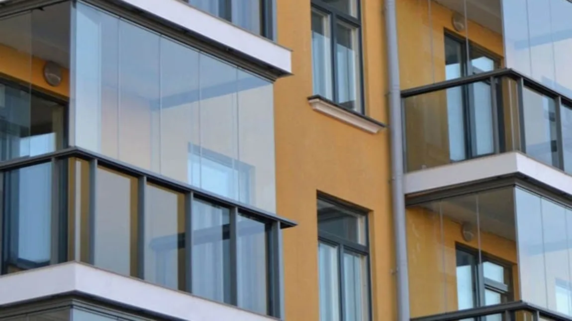 Reguli stricte pentru locatarii de la bloc care vor să-și închidă balconul. Autorizații necesare în 2026