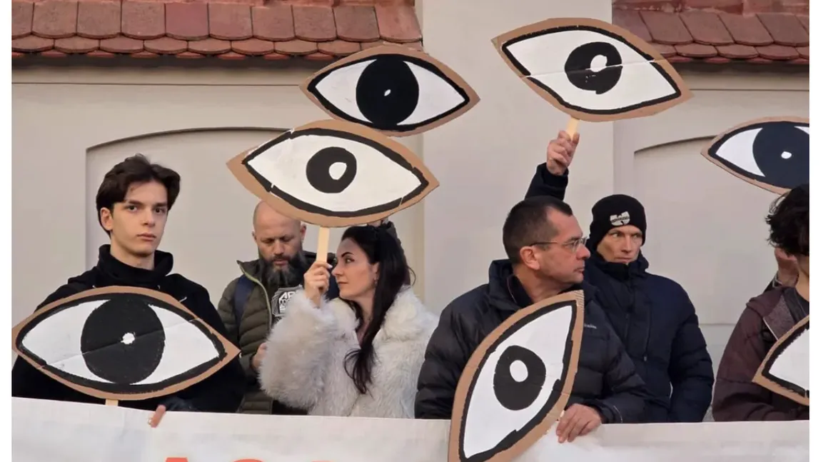 Protest în fața Palatului Cotroceni faţă de propunerile pentru şefia marilor parchete: „Nicușoare, nu semna, că îngropi Justiția!”/ Nicușor Dan a venit să discute cu protestatarii