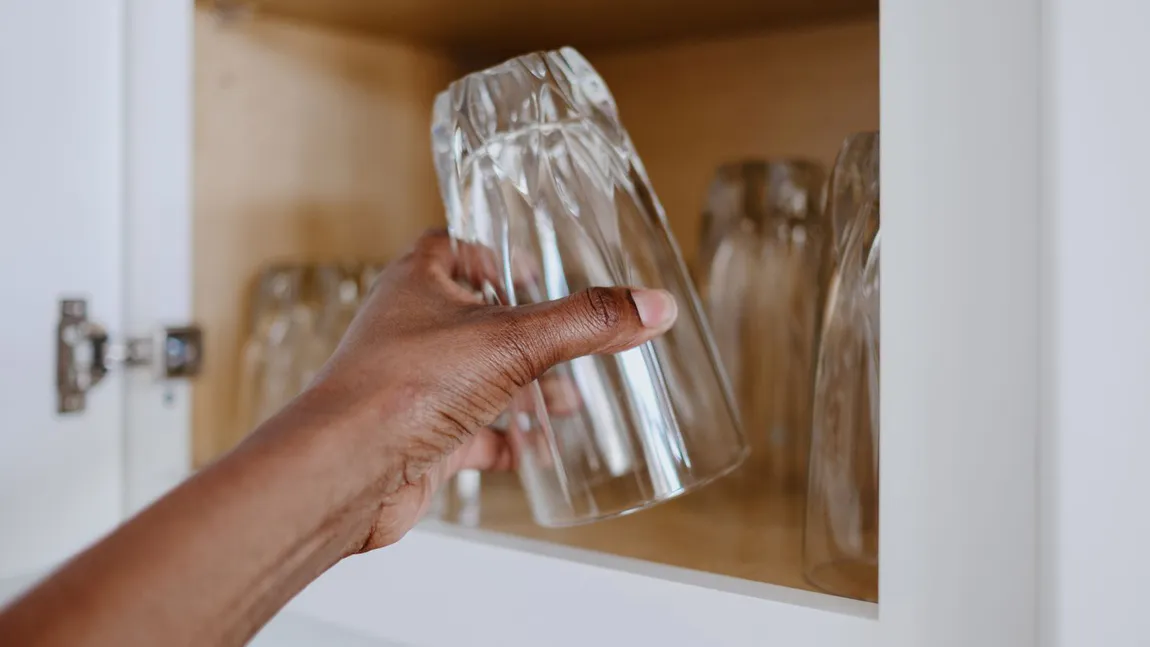 Tu cum depozitezi paharele? Iată motivul pentru care cănile și paharele ar trebui ținute cu susul în jos