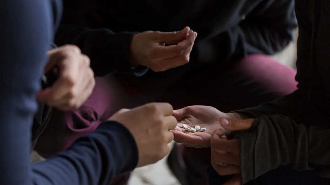 Primele semne ale consumului de droguri apar încă din gimnaziu. Specialiștii trag un semnal de alarmă