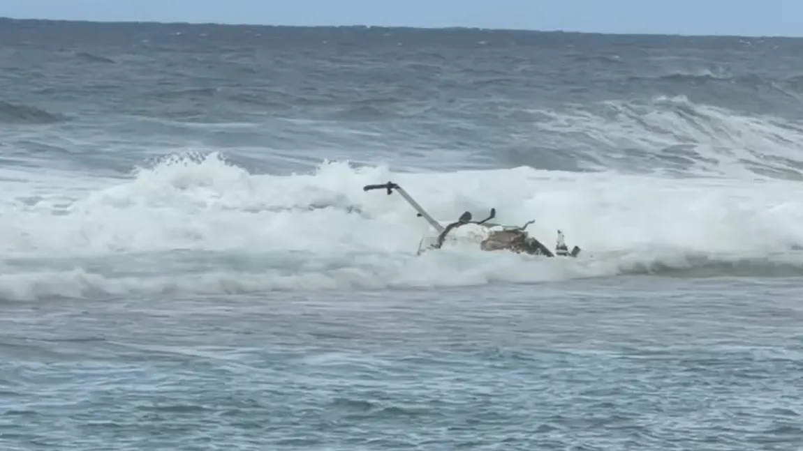 Elicopter prăbuşit, epava a fost adusă de valuri la mal. Trei dintre cei de la bord au murit
