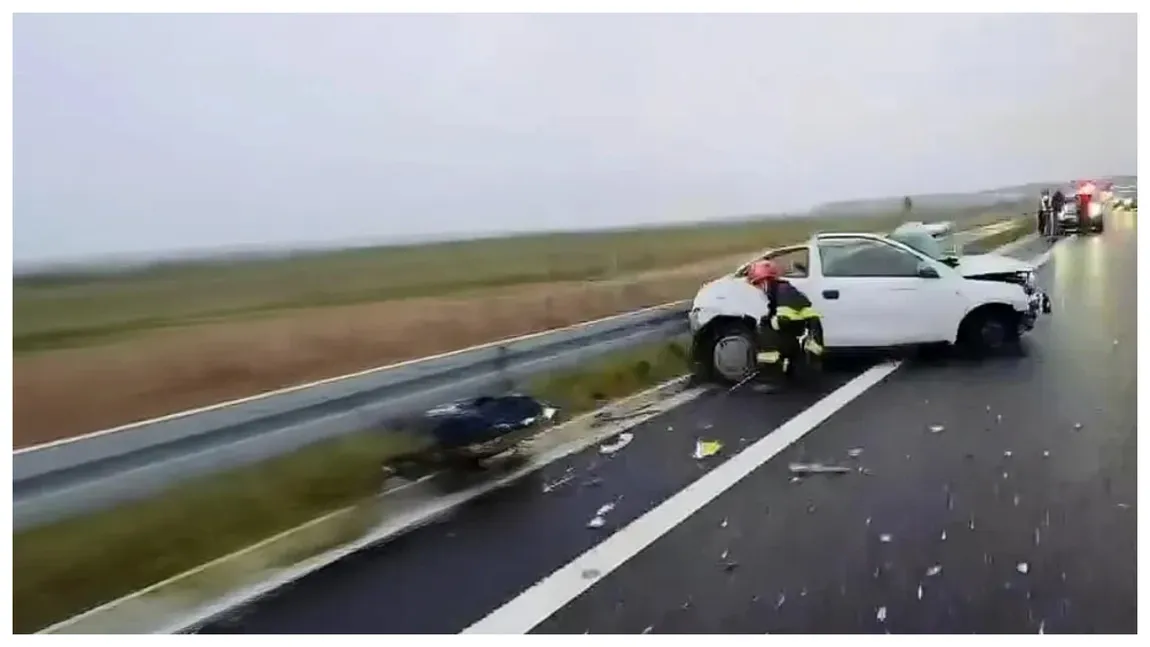 Accident între o maşină şi un autocar cu 38 de copii. Şoferul autoturismului a fost rănit