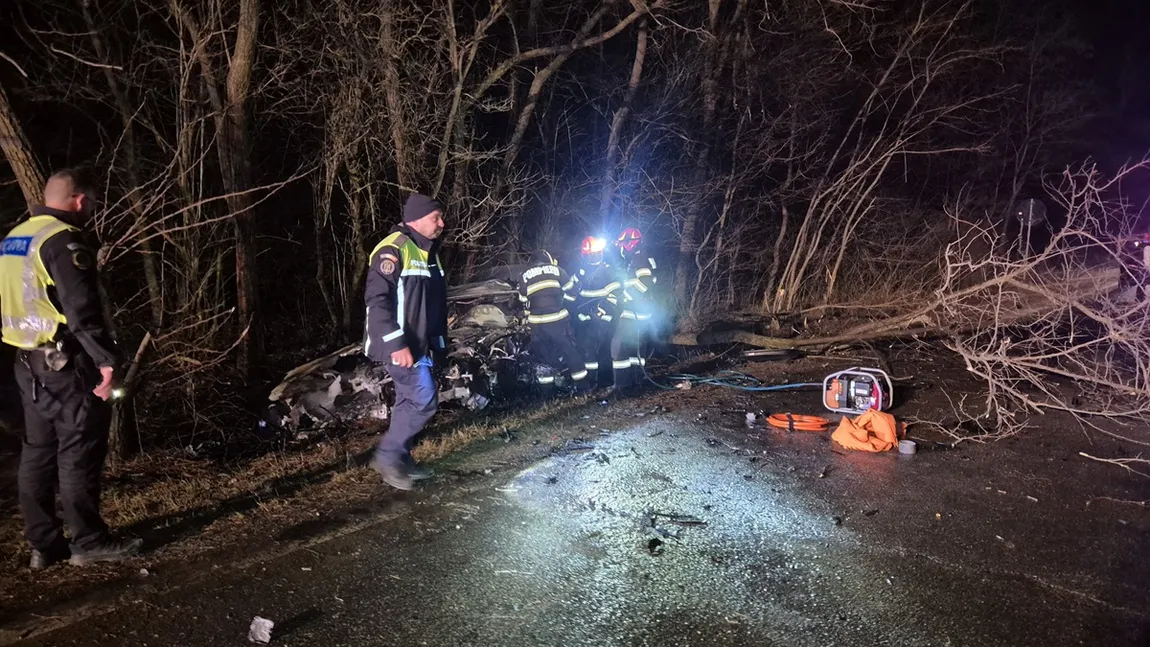 Imagini cumplite de la accidentul din Neamț, cu 4 morți și 3 răniți. Unul dintre șoferi a murit de ziua lui, celălalt ar fi trebuit să împlinească 20 de ani mâine. Un bebeluș de 5 luni a rămas orfan de ambii părinți VIDEO