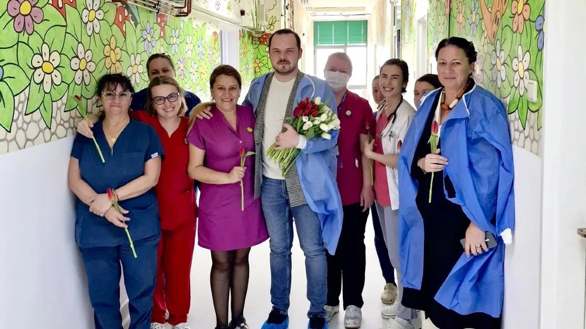 Alexandru Rogobete, vizită de 8 Martie la Maternitarea SUUB. Ministrul a oferit flori pacientelor și personalului medical: „Am vrut să fiu acolo unde viața începe și unde grija pentru oameni este reală”