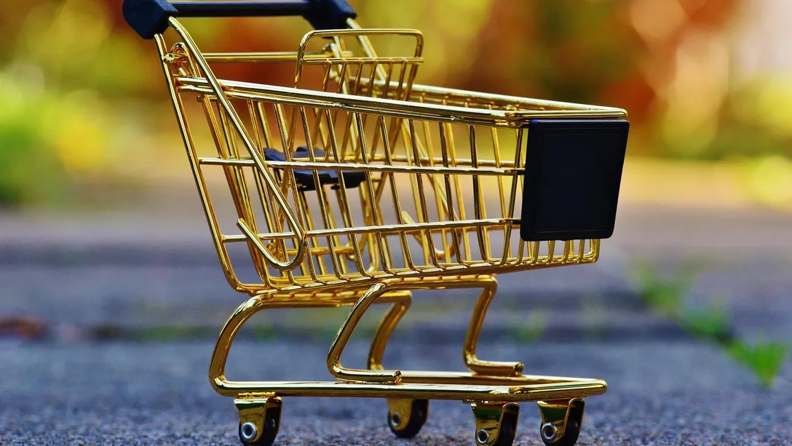 Românii încep să strângă cureaua și să fie mai atenți la cheltuieli. Cele mai mici economii, la mâncare, băutură şi ţigări