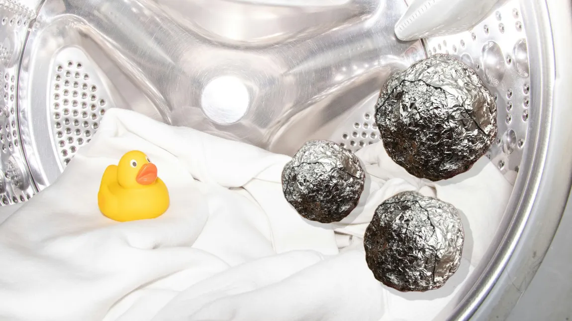 Trucul cu folie de aluminiu în mașina de spălat. Metoda care te scapă de micile probleme enervante