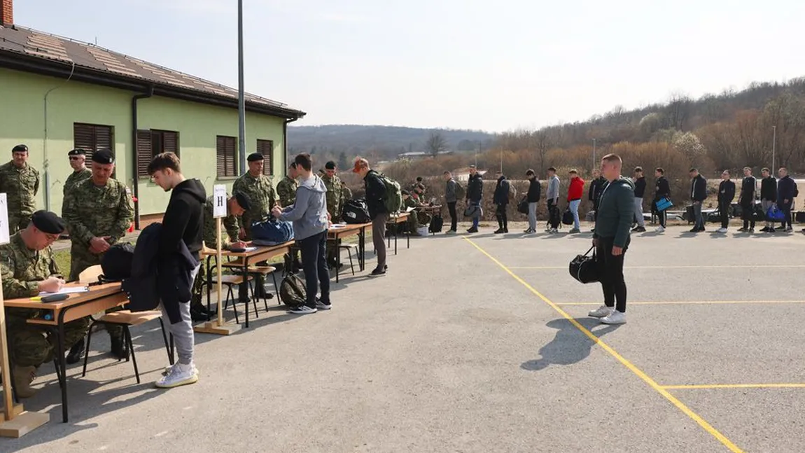 Coadă la recrutare! Croaţia a reintrodus armata obligatorie, Serbia urmează să-şi cheme tinerii 