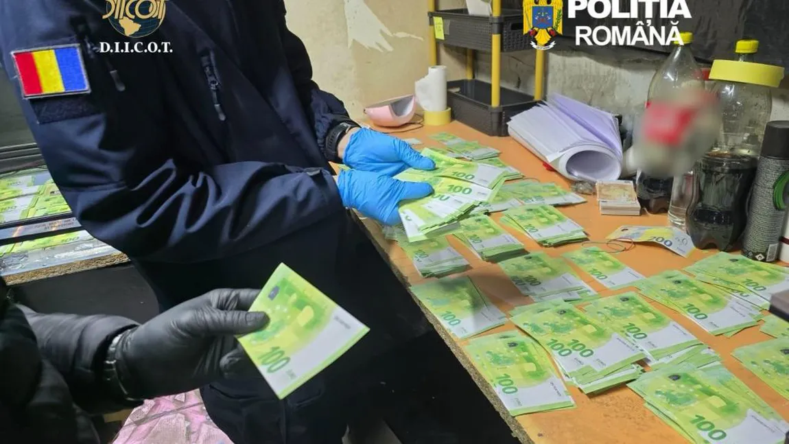 Bancnotele euro contrafăcute în atelierul din Suceava au ajuns şi în Bucureşti. Cel puţin 12 bucureşteni au fost păcăliţi să-şi vândă telefoanele şi au primit bani falşi, paguba fiind de 8.100 de euro