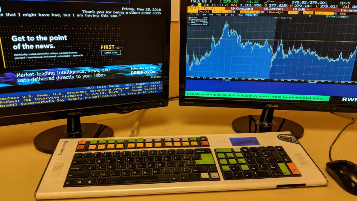 Ce este Terminalul Bloomberg, tastatura care poate costa până la 30.000 de dolari pe an. Este folosită și de BNR și Ministerul Finanțelor